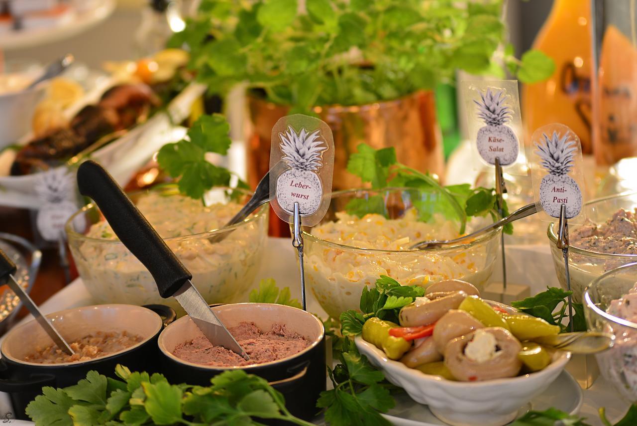 Emmerich Hotel Goerlitz المظهر الخارجي الصورة A buffet with a selection of food